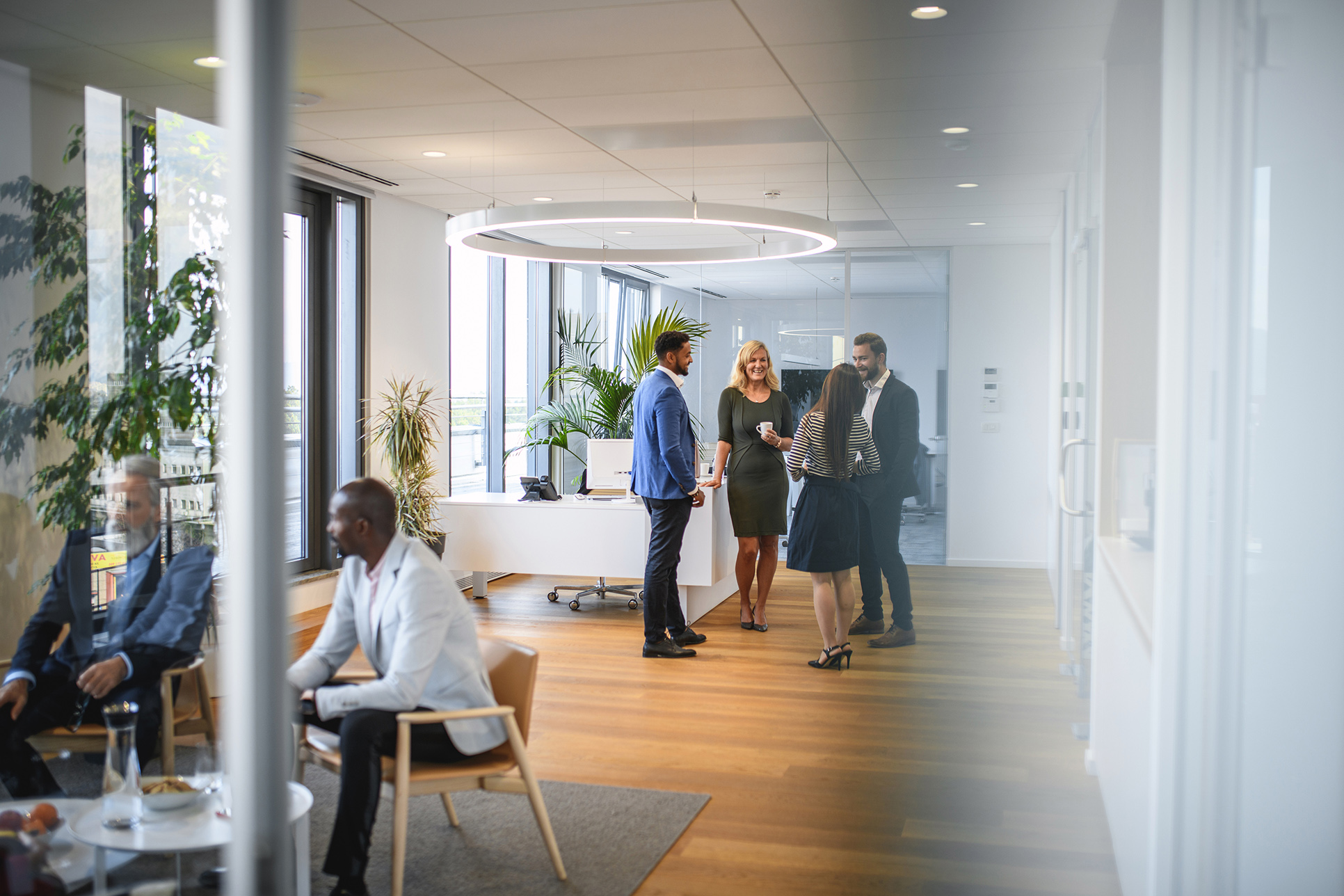 Mitarbeiter sprechen in der Lobby